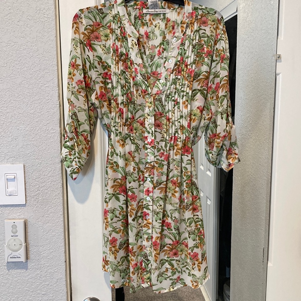 Super cute blouse with pleats in front and back, including a tie at the waist.